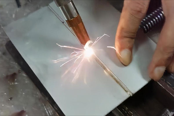 手持式激光焊接機與傳統(tǒng)焊接機比有什么優(yōu)勢？